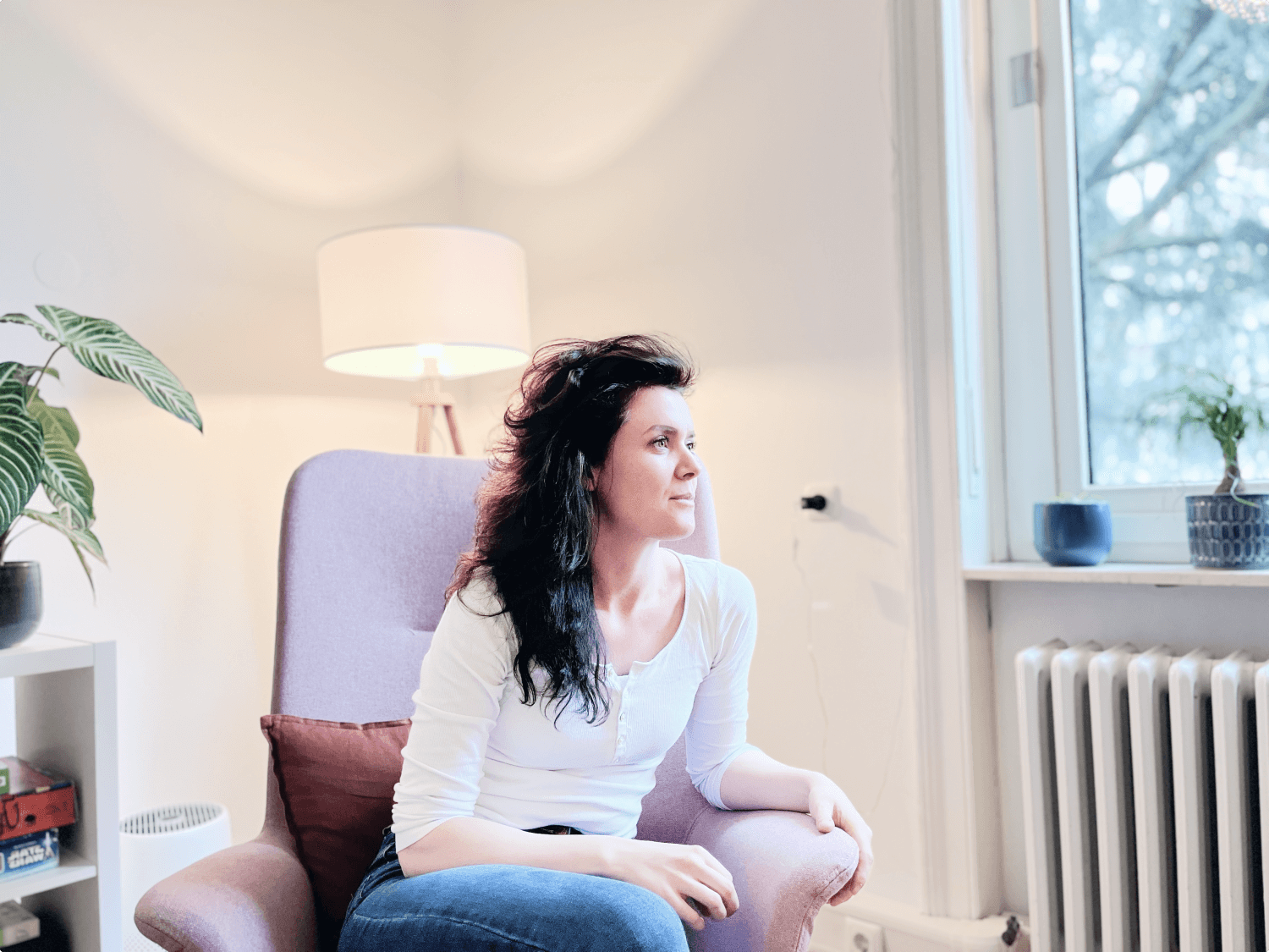 Die Therapeutin Elisabeth Handouche sitzt in einem Stuhl und ist zu jemandem hingewandt.,