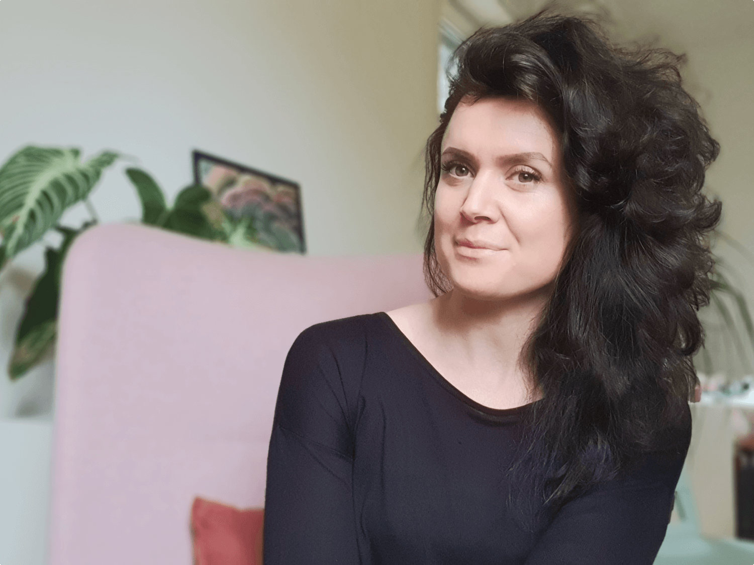 Ein Portrait von der Therapeutin Elisabeth Handouche, lächelnd in die Kamera.