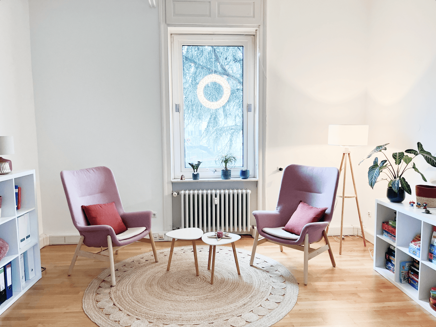 Der Praxisraum mit zwei Stühlen, die zueinander gewendet stehen.