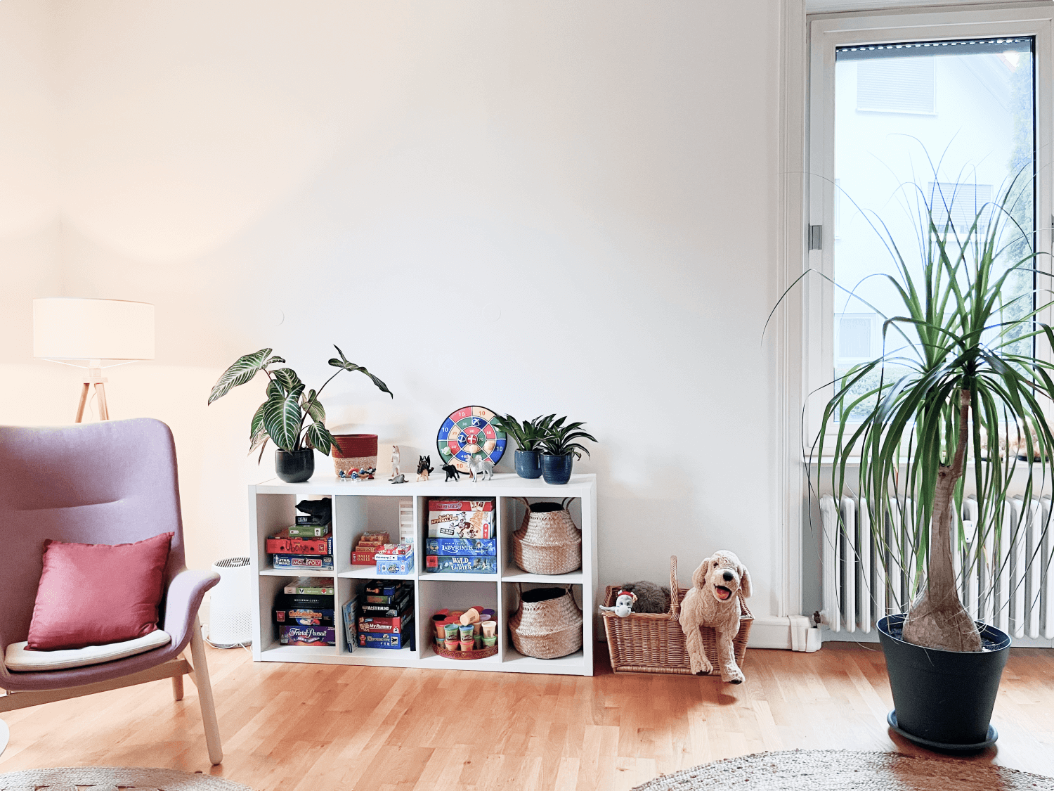 Ein Ausschnitt von der rechten Seite des Praxisraums, zusehen ist ein Regal mit Spielzeug für Kinder.